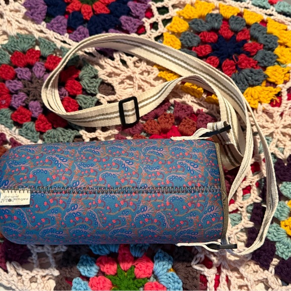 NATURAL LIFE Crossbody Water 💦 Bottle Holder with Pocket and adjustable strap - Picture 4 of 10